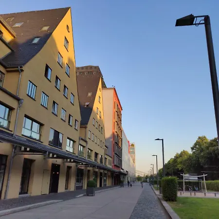 Grosszuegiges Mit Badezimmer In Rheinwohnung Pansiyon Köln
