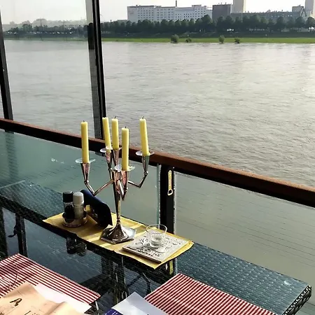 Grosszuegiges Mit Badezimmer In Rheinwohnung 홈스테이 쾰른