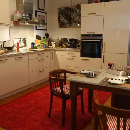 홈스테이 Grosszuegiges Mit Badezimmer In Rheinwohnung 쾰른